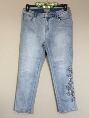 Chico's Light Wash Ankle Jeans with Floral Embroidery, size 0.5 (sm/6)